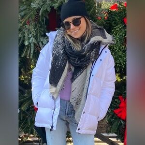 Aritzia Super Puff- Glossy White